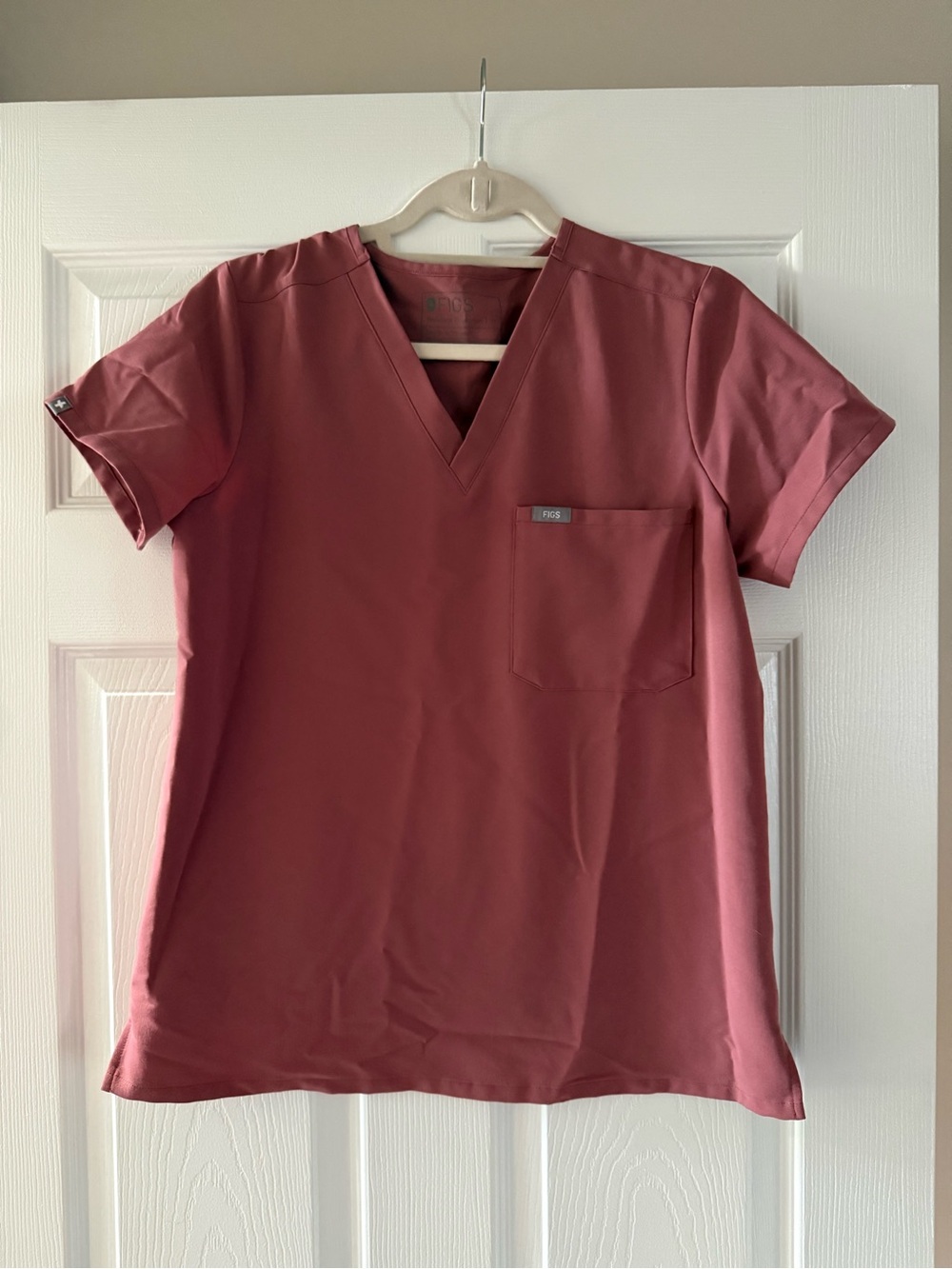 FIGS Zamora V-Neck Scrub Top in Mauve Medium